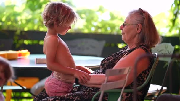 孙子和奶奶依偎在家里的阳台上 现实的家庭拥抱着感情 — 图库视频影像