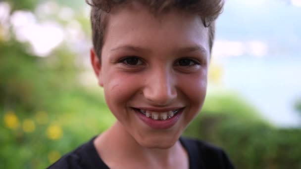 Schöner Kleiner Junge Porträt Kind Lächelt Die Kamera Draußen — Stockvideo