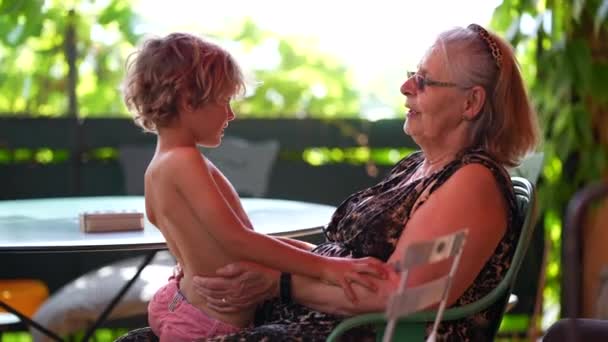 Nagymama Kisfiú Unokája Együtt Igazi Élet Őszinte Családi Szeretet Szeretet — Stock videók