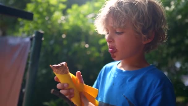 Hij Eet Buiten Ijs Kind Eet Chocolade Dessert Ijscream — Stockvideo