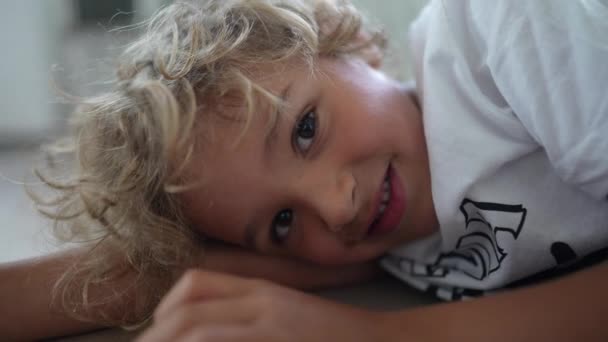 Όμορφο Παιδί Νεαρό Αγόρι Που Κοιτάει Την Κάμερα Χαμογελώντας — Αρχείο Βίντεο