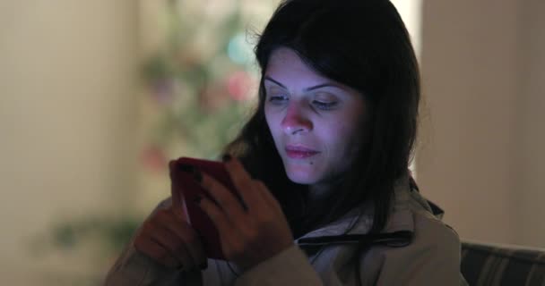 Kvinde Hypnotiseret Mobiltelefon Enhed Skærm Natten – Stock-video