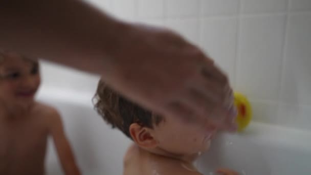 Діти Приймають Ванну Розбризкуючи Воду Двоє Маленьких Хлопчиків Які Приймають — стокове відео