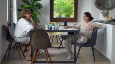 İki kadın sohbeti, masada konuşan büyük anne ve kız.
