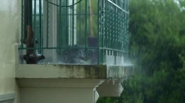 Yaz fırtınası sezonunda terasa yağmur yağıyor.