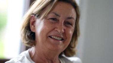 Kıdemli kadın gülüyor ve gülümsüyor, gerçek hayatta yaşlı kadın gülüyor ve gülümsüyor.