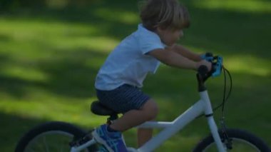 Çocuk yere düşen bisikletle kaza yaptı. Gerçek hayat kazası.