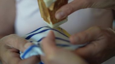 Gömleğindeki lekeyi sabun ve suyla temizliyorum.