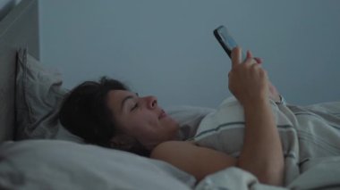 Sabahları telefonda konuşan bir kadın.