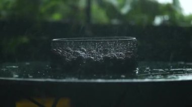 Eve yağmur yağıyor balkon terası, yaklaşan yaz fırtınası