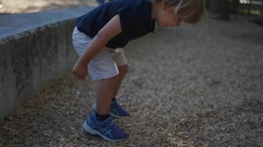 Küçük çocuk parkta oynuyor. Doğada çocuk atlaması.
