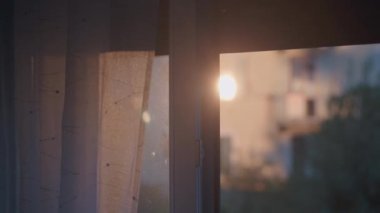 Gün batımında öğleden sonra güneş pencereden parlıyor.