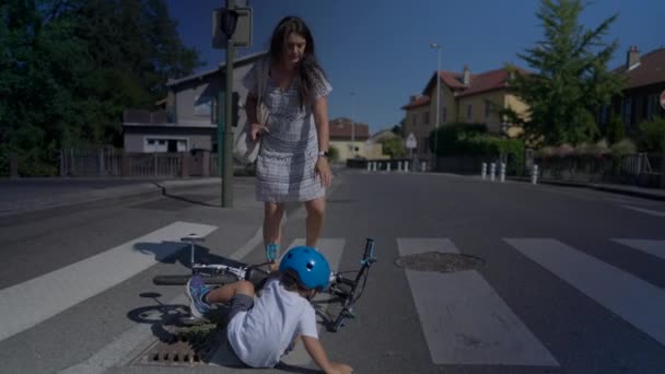 Kind Valt Grond Tijdens Het Oversteken Van Straat Met Fiets — Stockvideo