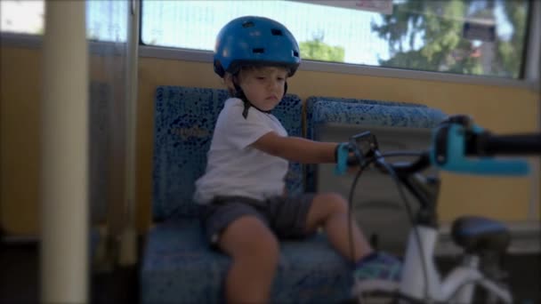 Mały Chłopiec Jazdy Autobusem Transportu Publicznego Kasku Trzymając Rower — Wideo stockowe