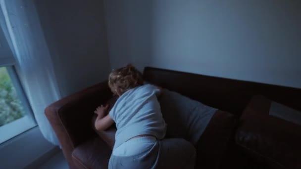 Barn Hoppar Soffan Hemma Liten Pojke Dyker Ner Soffan — Stockvideo