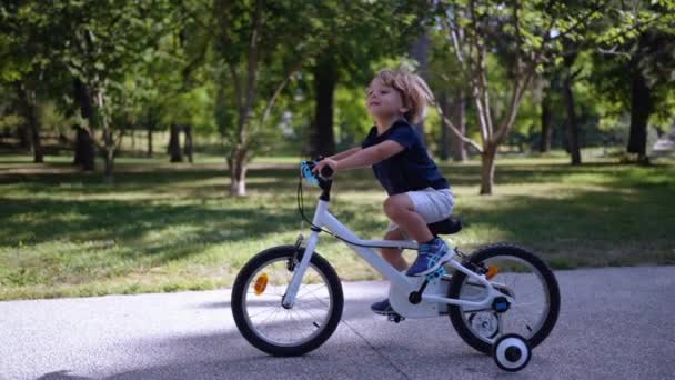 小男孩在公园外面骑自行车 动作缓慢 — 图库视频影像