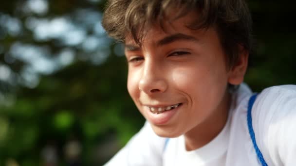 Uśmiechnięty Przystojny Młody Chłopiec Portret Twarz Zbliżenie Słoneczny Dzień — Wideo stockowe