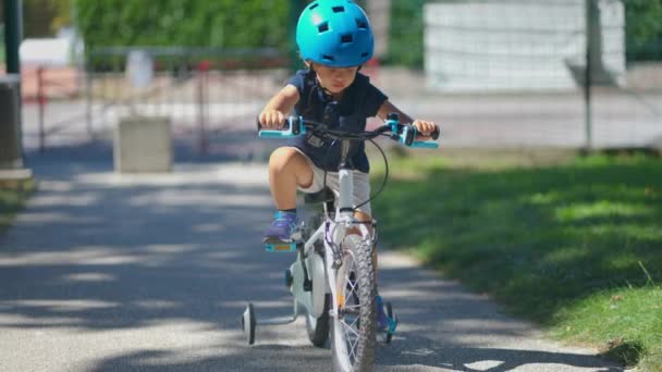 Niños Paseos Bicicleta Fuera Con Casco Protector — Vídeo de stock