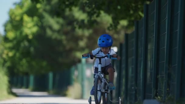 Niño Pequeño Montar Bicicleta Fuera Niños Paseos Bicicleta Con Casco — Vídeos de Stock