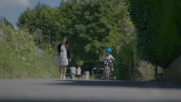 Aktives Kind Radelt Draußen Mit Helm Kleiner Junge Radelt — Stockvideo