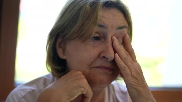 Κουρασμένη Μεγαλύτερη Γυναίκα Τρίβει Μάτι Και Πρόσωπο Ηλικιωμένος Αισθάνεται Κουρασμένος — Αρχείο Βίντεο