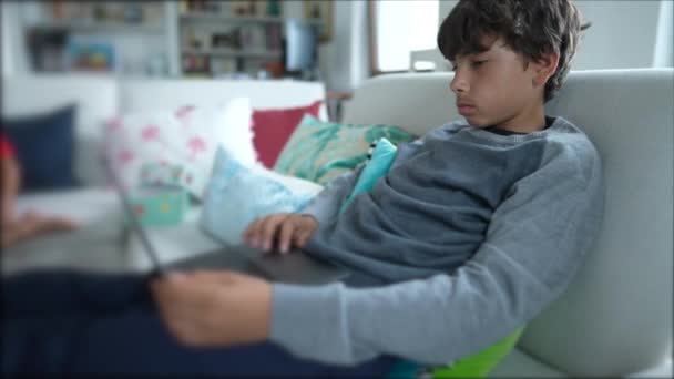 Niño Usando Ordenador Portátil Sentado Sofá Sofá — Vídeos de Stock