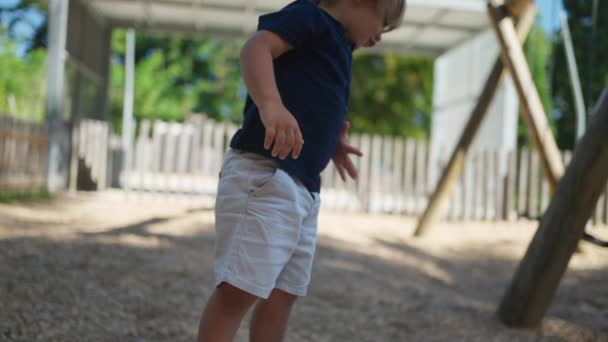 Mały Chłopiec Bawiący Się Zewnątrz Parku Przyrodzie Skoków Dzieci — Wideo stockowe