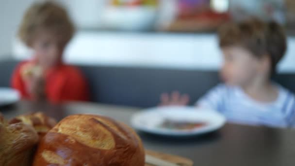 Dwóch Małych Chłopców Przy Porannym Stole Śniadaniowym Brioche Chlebem — Wideo stockowe