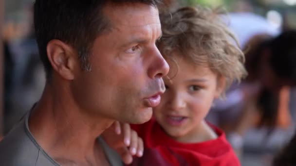아버지 무릎에 아버지와 어린아이 솔직하고 현실적 — 비디오