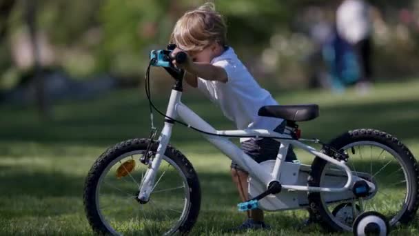 Dzieciak Przewożący Rower Zewnątrz Mały Chłopiec Nosi Rower Kasku — Wideo stockowe