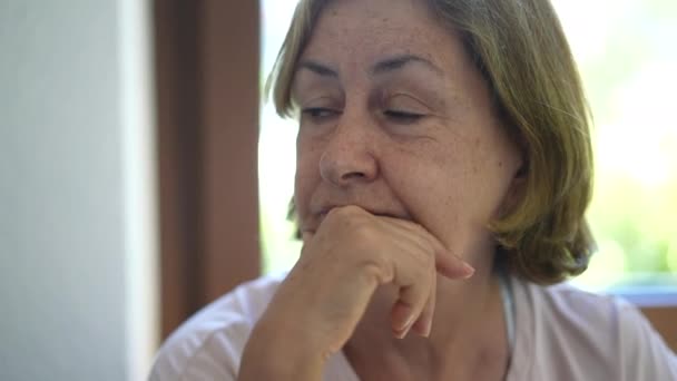 Портрет Старшей Женщины Слушающей Разговор Лицо Пожилой Женщины — стоковое видео
