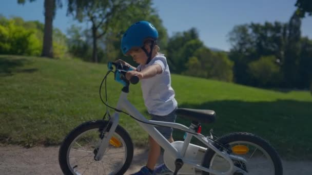 Criança Carregando Bicicleta Fora Pequeno Menino Carrega Bicicleta Usando Capacete — Vídeo de Stock