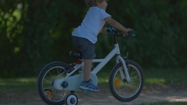 Actief Kind Leren Fietsen Buiten Het Park — Stockvideo