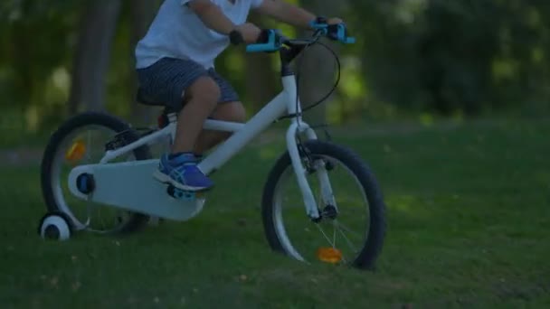 Kid Learning Ride Bike Falls Floor Trial Error Concept — Stock Video