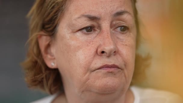 Pensiv Äldre Kvinna Tänker Omtänksam Senior Dam Undrar Förlorade Tanken — Stockvideo