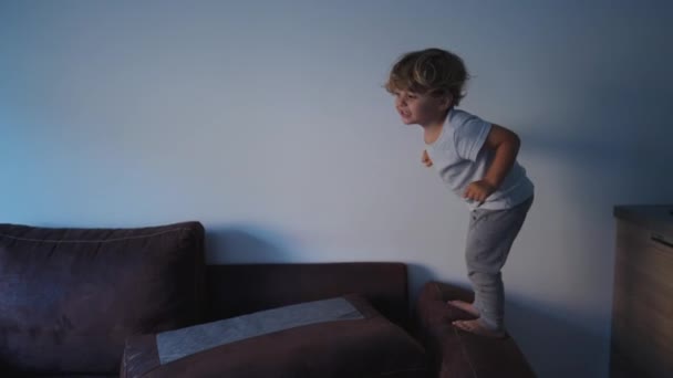 Дитина Біжить Дивані Приміщенні — стокове відео