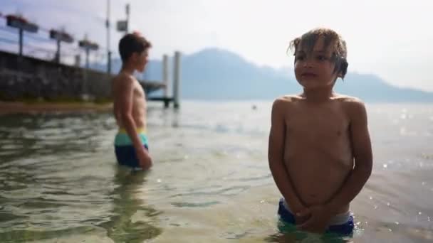 Duas Crianças Tomando Banho Lago Criança Sentindo Água Fria — Vídeo de Stock