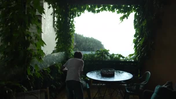 Leje Deszcz Dziecko Zdejmuje Poduszki Ubrania Balkonu Tarasu Podczas Burzy — Wideo stockowe