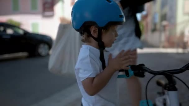 Kleine Jongen Draagt Beschermende Helm Klimmen Fiets — Stockvideo