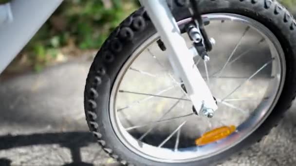 아이들의 자전거 바퀴는 밖에서 움직이고 있습니다 — 비디오