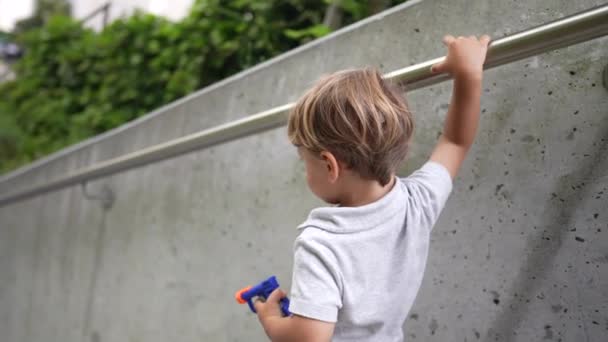 Maluch Trzyma Poręcz Schodzącą Schodach Dziecko Ustąpiło — Wideo stockowe