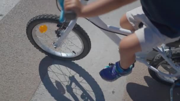 Çocuk Bisikletle Caddeden Karşıya Geçerken Yukarıdan Görüldü — Stok video