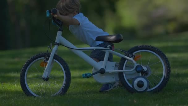 Dışarıda Bisiklet Taşıyan Çocuk Kasklı Bisiklet Taşıyor — Stok video