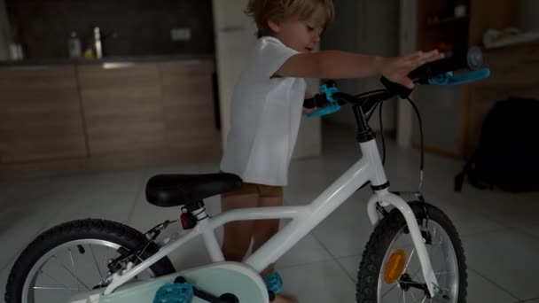 Niño Subiendo Bicicleta Por Primera Vez Interiores Nuevo Regalo — Vídeos de Stock