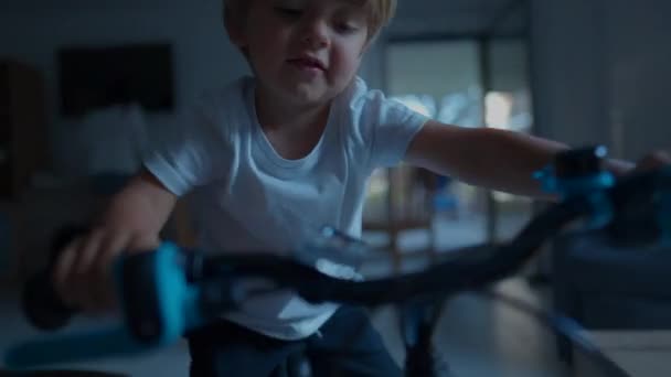 Mały Chłopiec Jeżdżący Rowerze Domu Wnętrze Roweru Dla Dzieci — Wideo stockowe