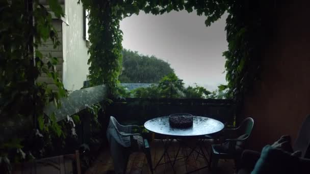 Deszczowy Dzień Domu Balkon Zewnątrz Padającym Deszczem — Wideo stockowe