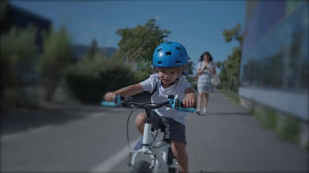 孩子们戴着防护头盔在外面骑自行车 — 图库视频影像