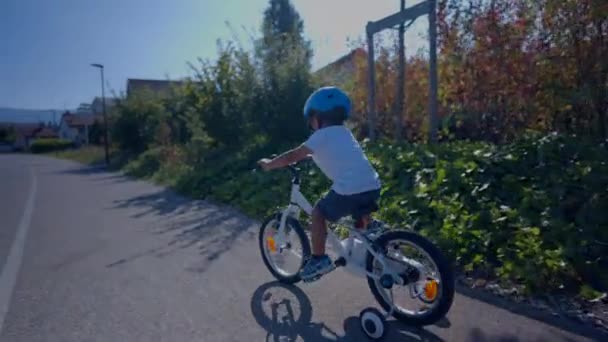 Aktiv Liten Pojke Rider Cykel Utanför Bär Hjälm Grön Väg — Stockvideo