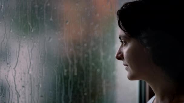 Žena Stojí Okna Během Deštivého Dne Dívá Ven Déšť — Stock video