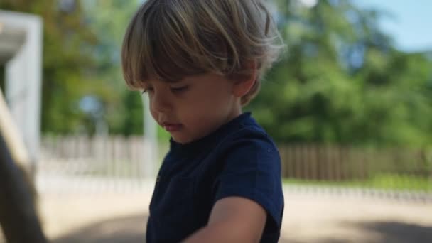 Niño Caminando Afuera Parque Jugando Solo — Vídeo de stock